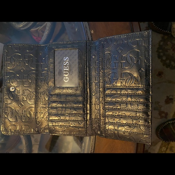 Guess wallet - Picture 3 of 4